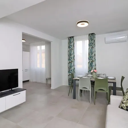 Benedetta In Appartamento *