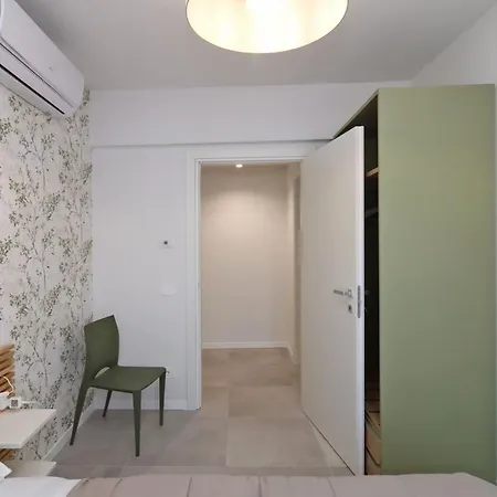 Benedetta In Appartamento *